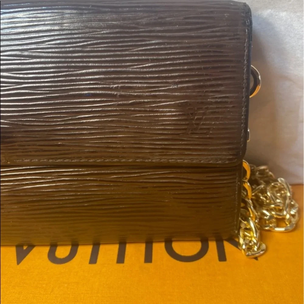 Authentic Louis Vuitton Epi Sarah Wallet - Picture 4 of 12